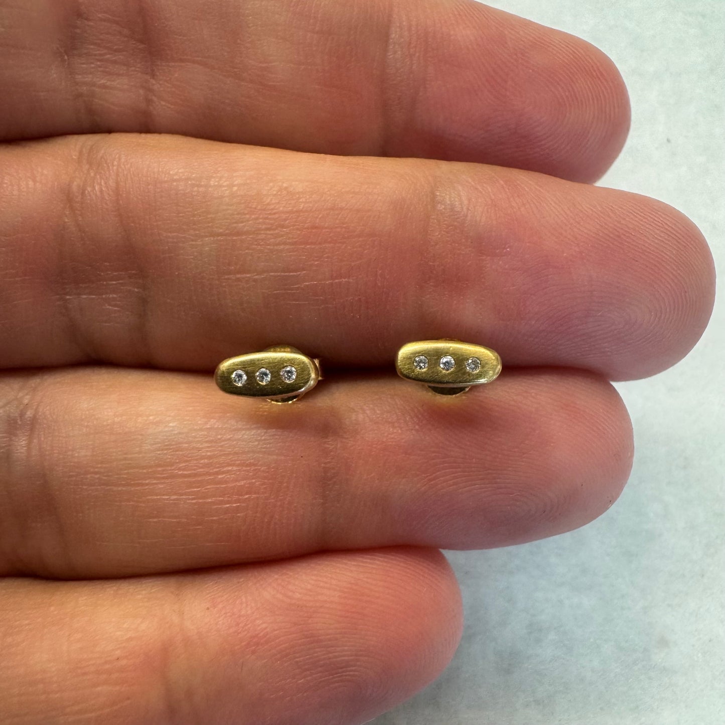 18K gold stud earrings set with 3 Diamonds