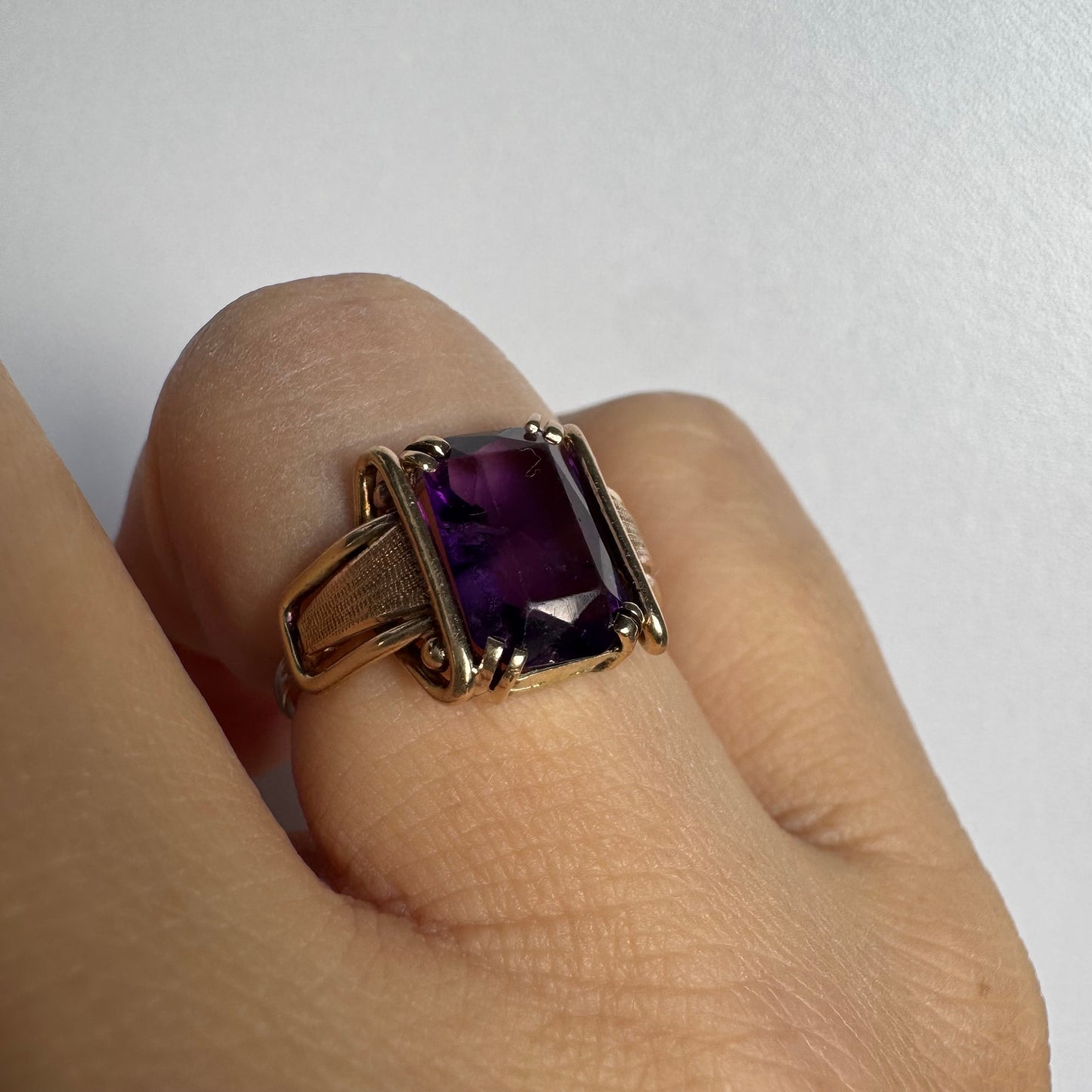 טבעת זהב צהוב 10 קראט משובצת אבן אמטיסט מלבנית