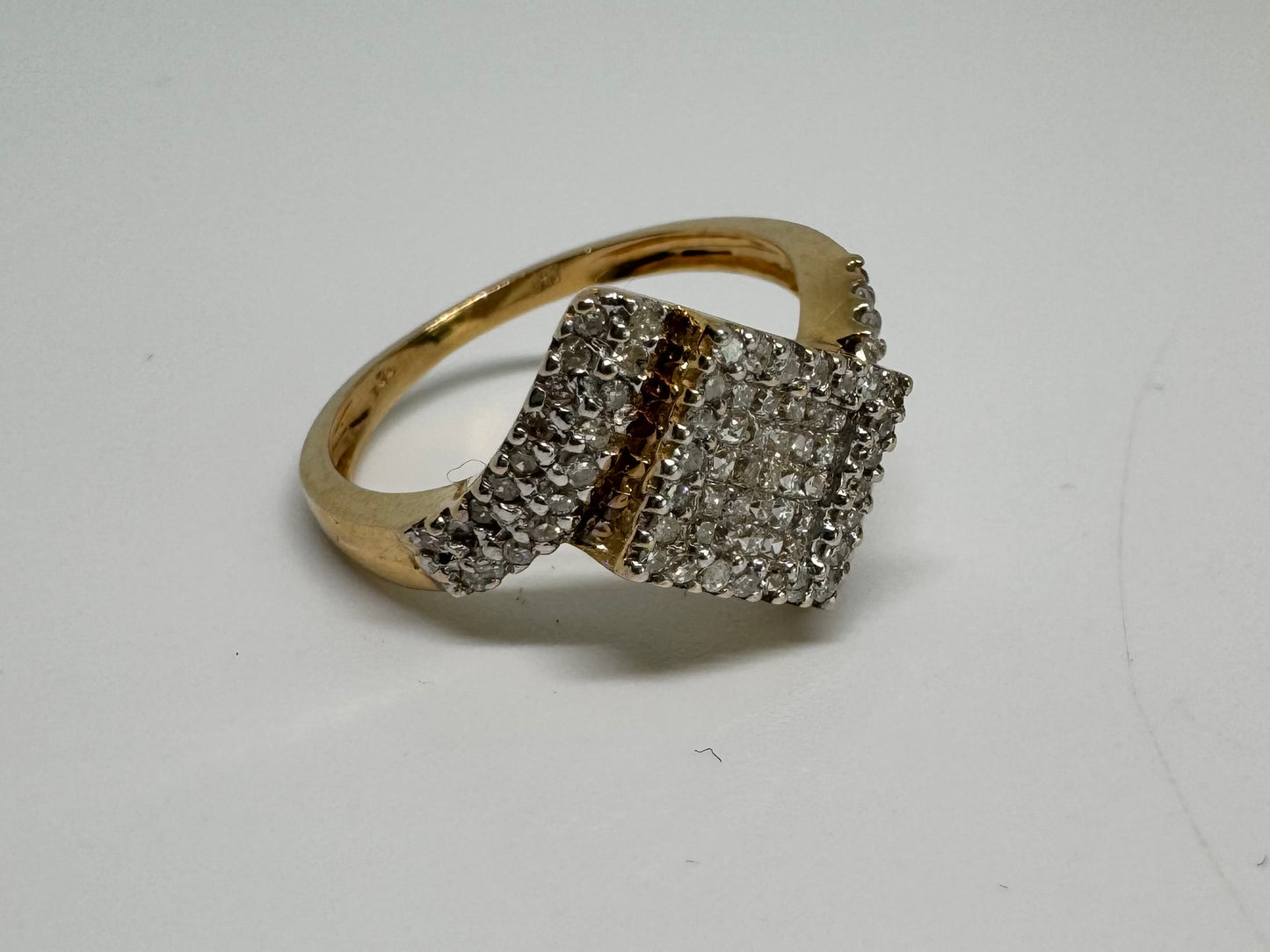 14K gold ring set with Diamonds