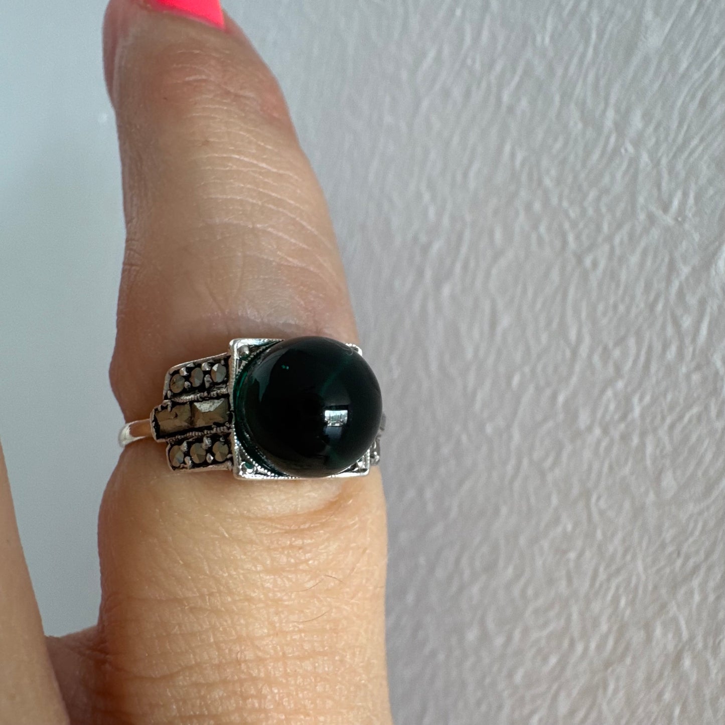 9K gold ring set with a deep green stone