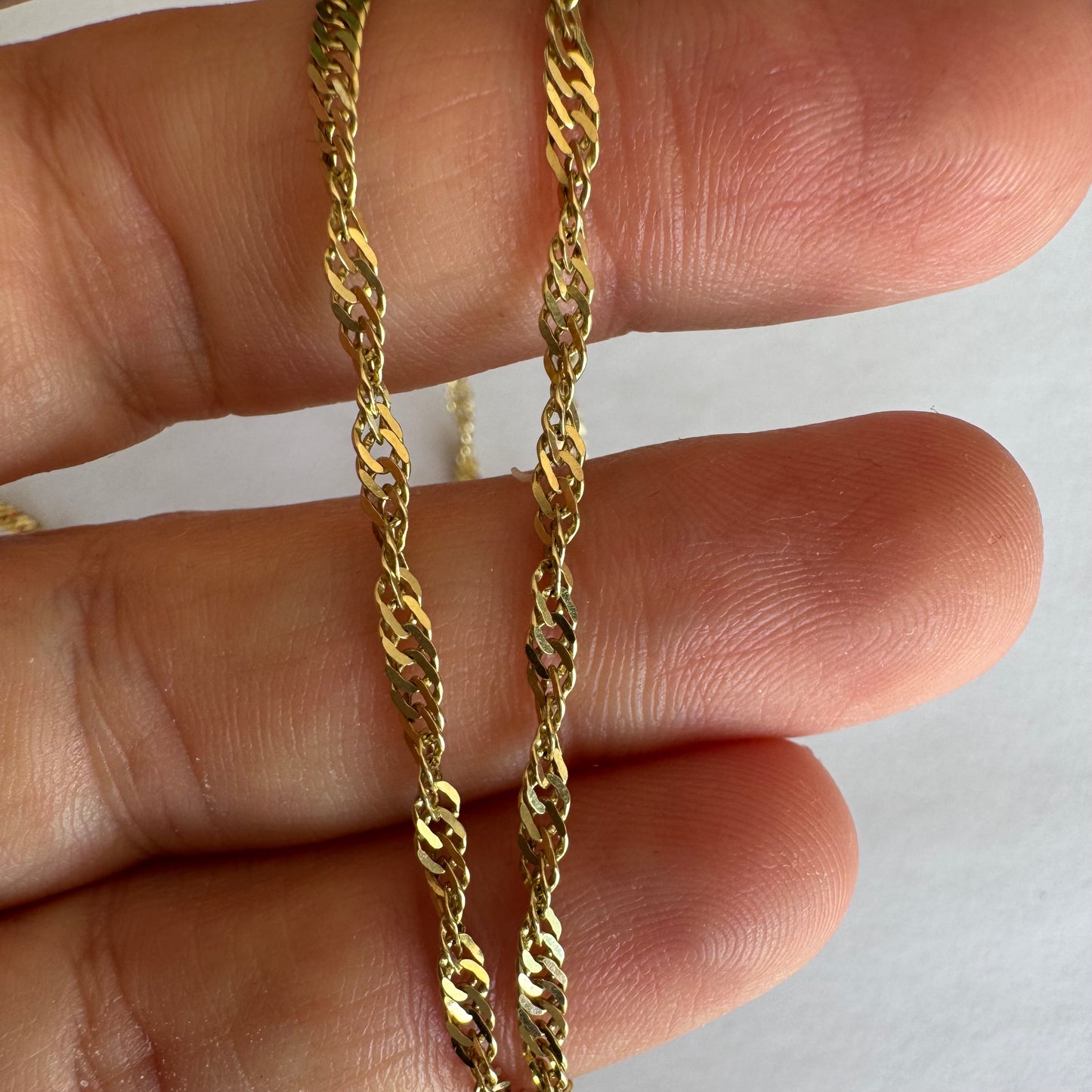 שרשרת זהב צהוב 14 קראט בעיצוב חוליות מסובבות ועדינות שמעניקות לה ברק ותנועה. 