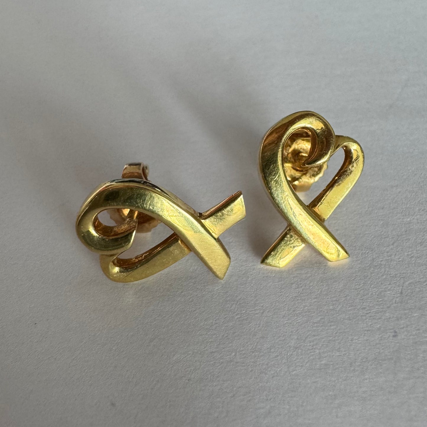 עגילי זהב צהוב 18 קראט, בעיצובה של Paloma Picasso עבור טיפאני אנד קו.