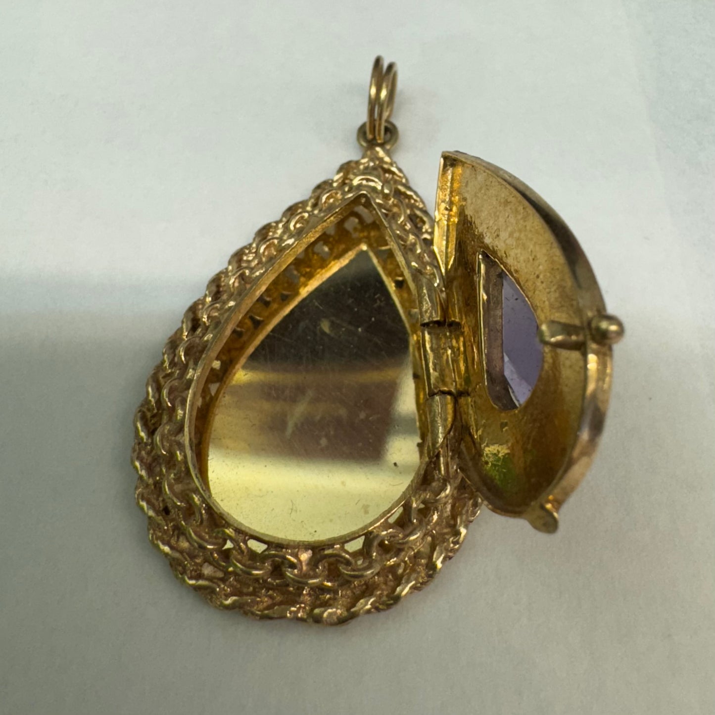 תליון זהב צהוב 14 קראט נפתח, משובץ באבן אמטיסט