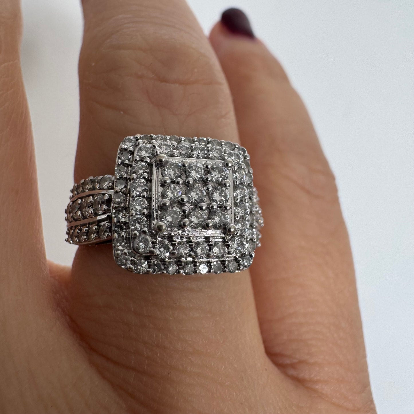טבעת זהב לבן 10 קראט משובצת יהלומים בעיצוב מרובע עוצמתי.