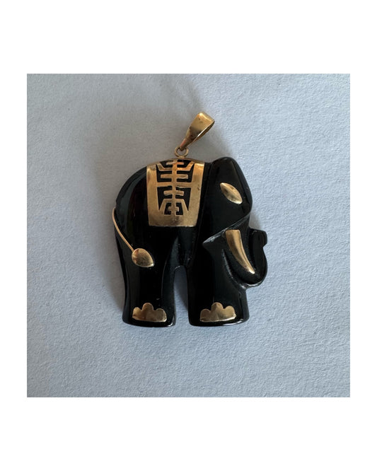 תליון זהב 9 קראט בעיצוב ייחודי ומלא נוכחות של פיל אפריקאי, המשלב גוף שחור מלוטש עם עיטורי זהב עדינים.