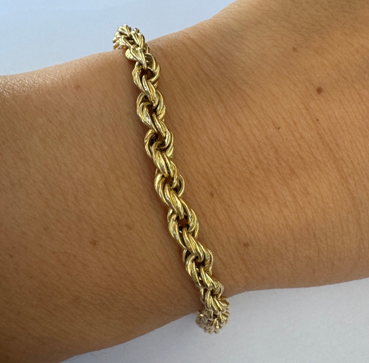 צמיד זהב 14 קראט בעבודת שרשרת חבל (Rope chain), בעיצוב קלאסי ועל־זמני. 