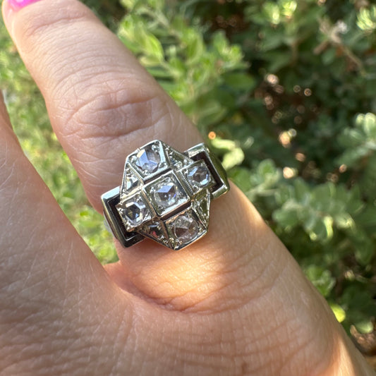 Art Deco ring in 18K gold, featuring a geometric design set with rose-cut Diamonds.