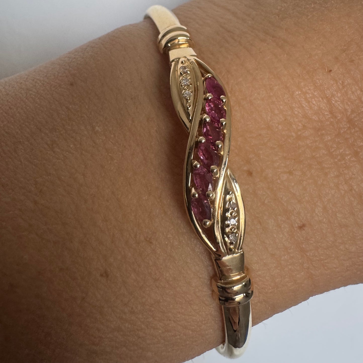 צמיד זהב צהוב 14 קראט משובץ אבני טורמלין בגוון ורוד-עמוק, בשילוב יהלומים המוסיפים ברק עדין.