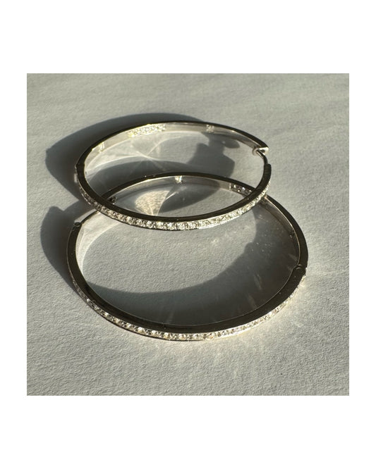 עגילי חישוק זהב 18 קראט, משובצים יהלומים לכל אורכם בחזית ובחלק הפנימי.