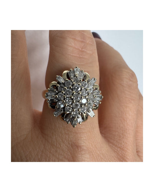 טבעת זהב צהוב 10 קראט משובצת יהלומים בעיצוב פרח מרשים.