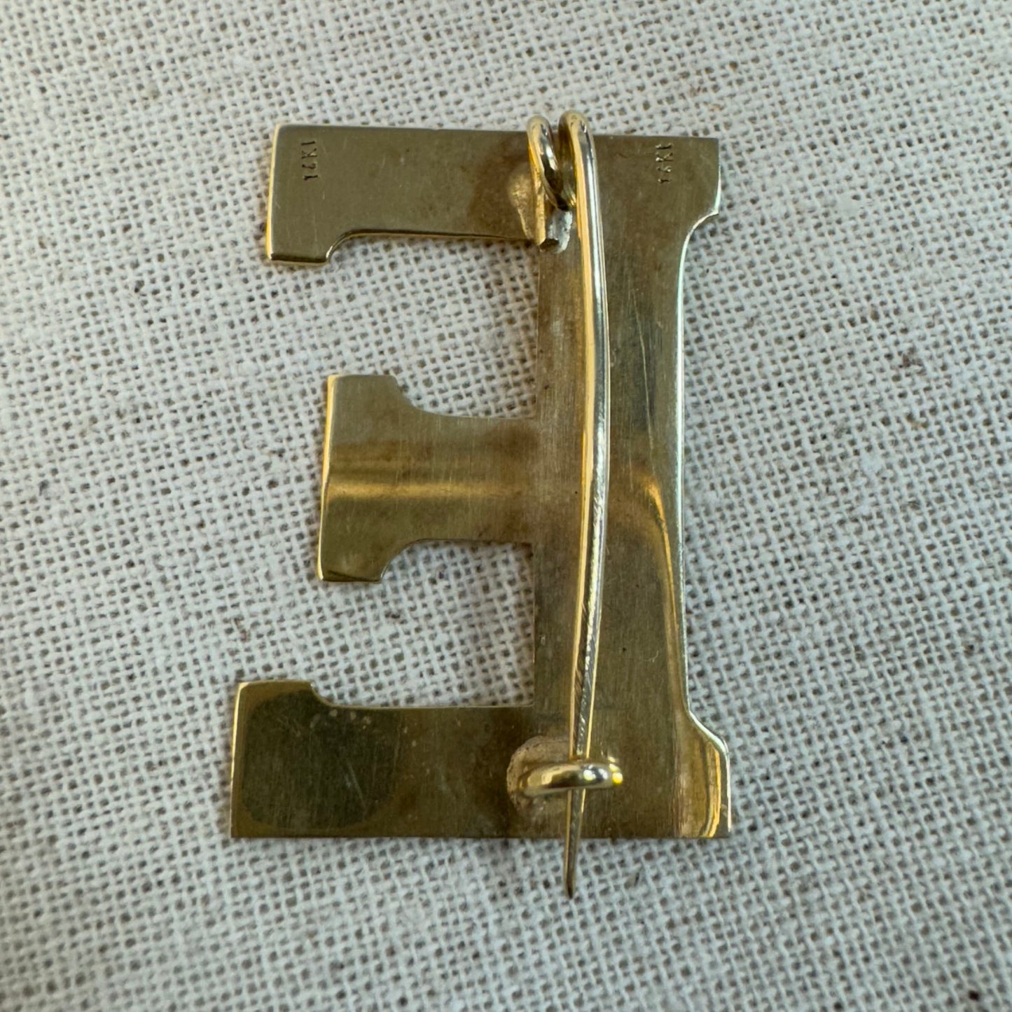 14K gold “E” letter brooch