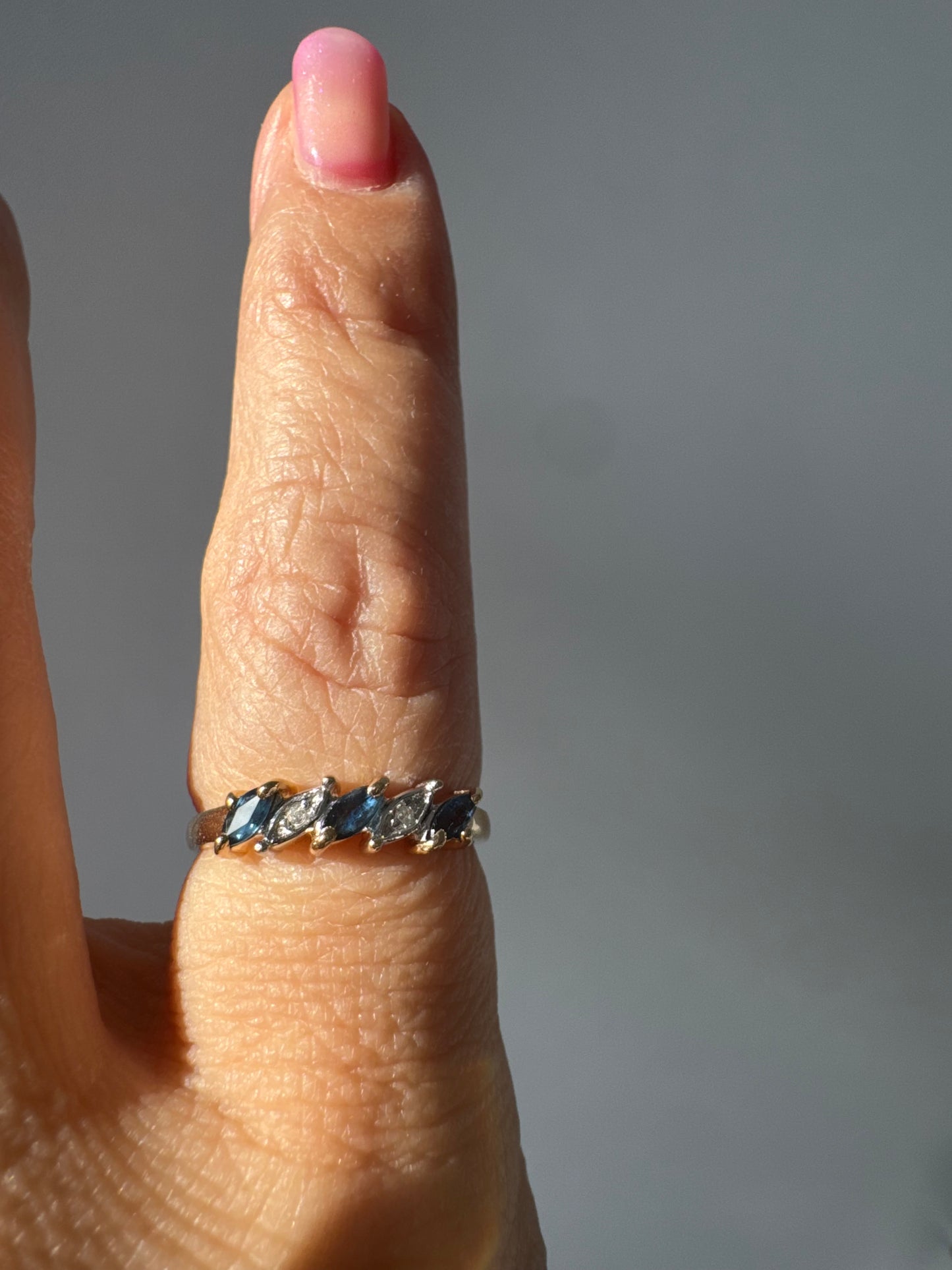 טבעת זהב צהוב 14 קראט משובצת שורות של יהלומים עגולים.