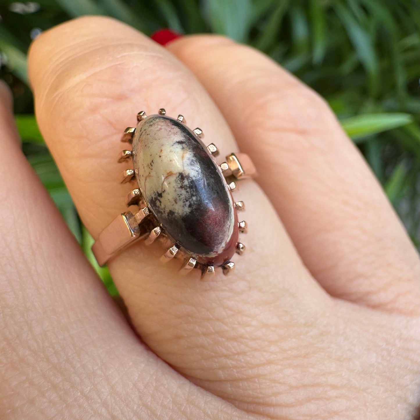 טבעת זהב 14 קראט משובצת אבן ג’ספר ייחודית בגווני קרם, שחור ואדום. 