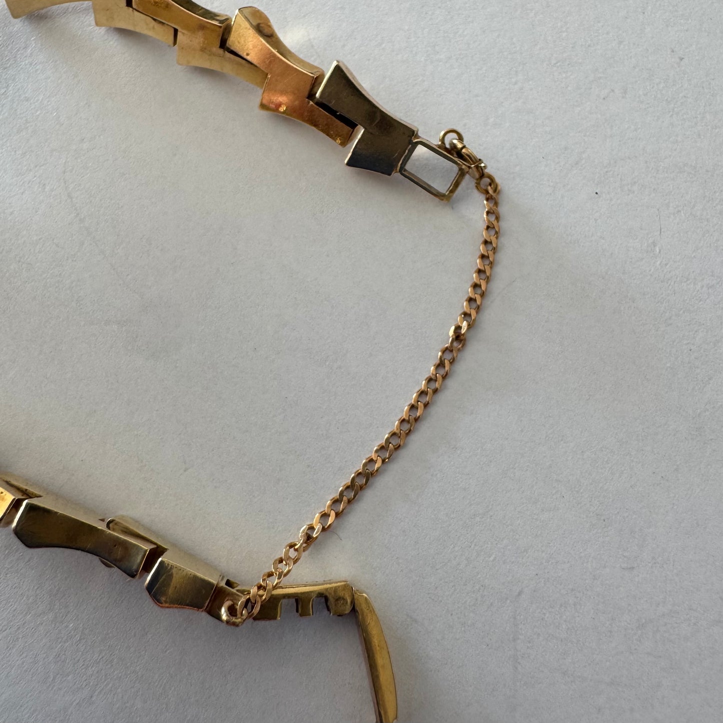 שעון נשים של Jaeger-LeCoultre מזהב 18 קראט, בעל צמיד אינטגרלי בעיצוב פיסולי ולוח מחוגים מינימליסטי ואלגנטי.