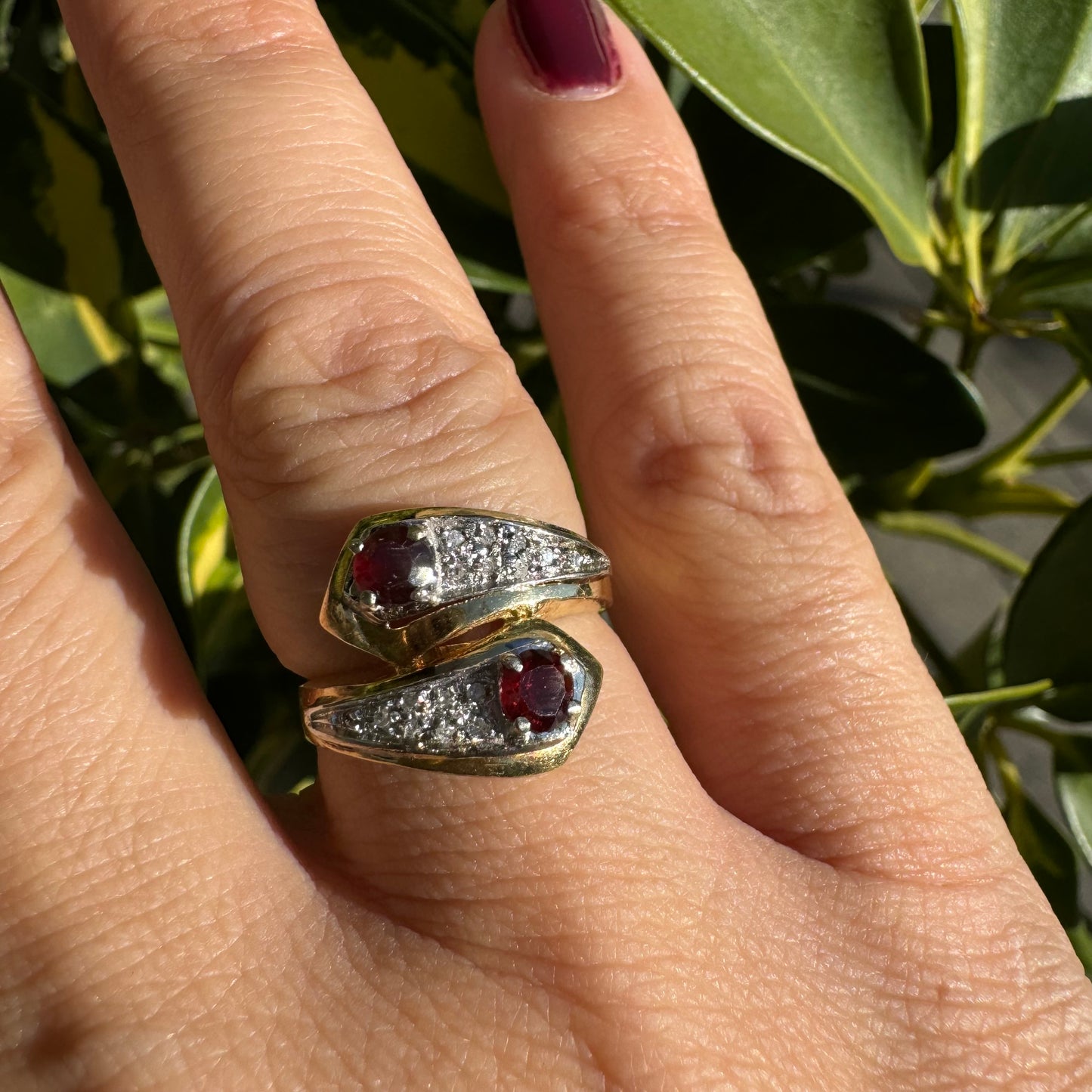 18K gold ring set with Garnet & Diamonds