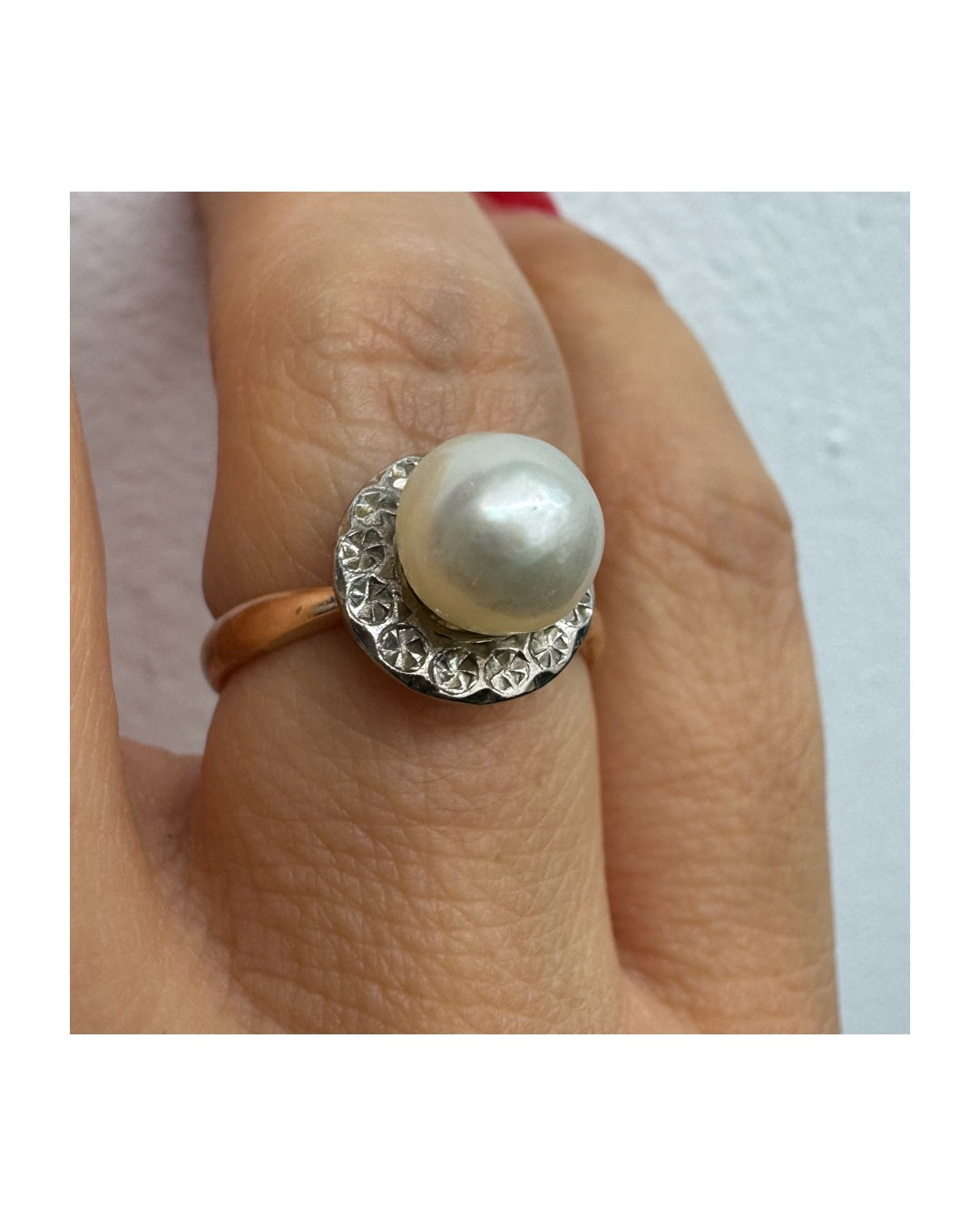 14K gold ring featuring a round center Pearl