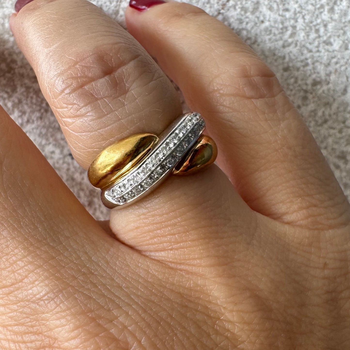 טבעת וינטג’ של המותג היוקרתי H.Stern, זהב 18 קראט בשילוב זהב צהוב ולבן משובצת שורת יהלומים