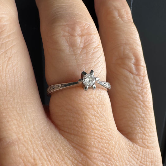 14K gold ring set with Diamonds