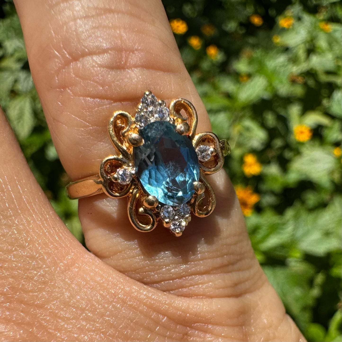 18K gold ring set with Blue Topaz & Diamonds