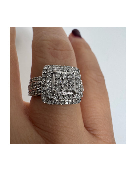 טבעת זהב לבן 10 קראט משובצת יהלומים בעיצוב מרובע עוצמתי.