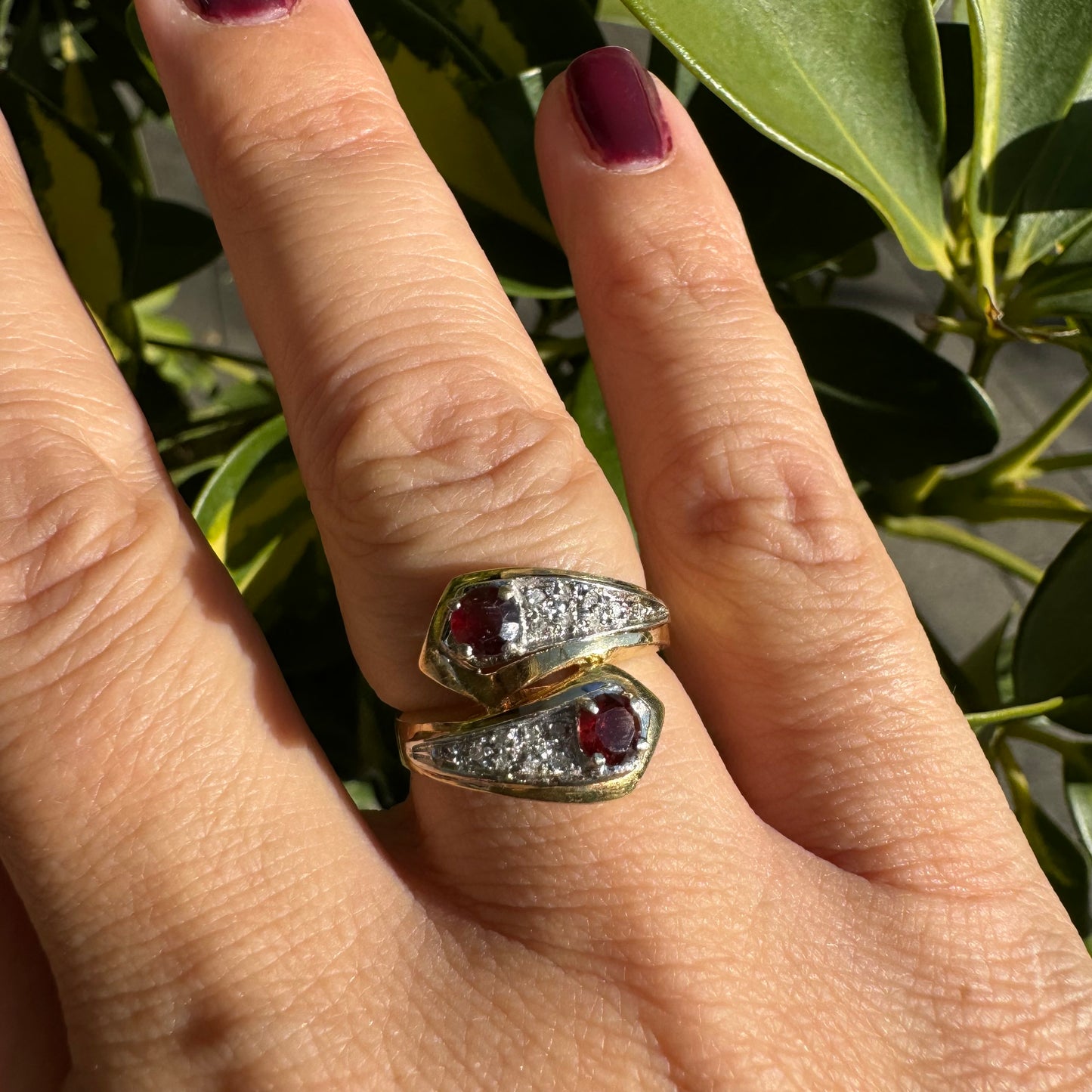 18K gold ring set with Garnet & Diamonds