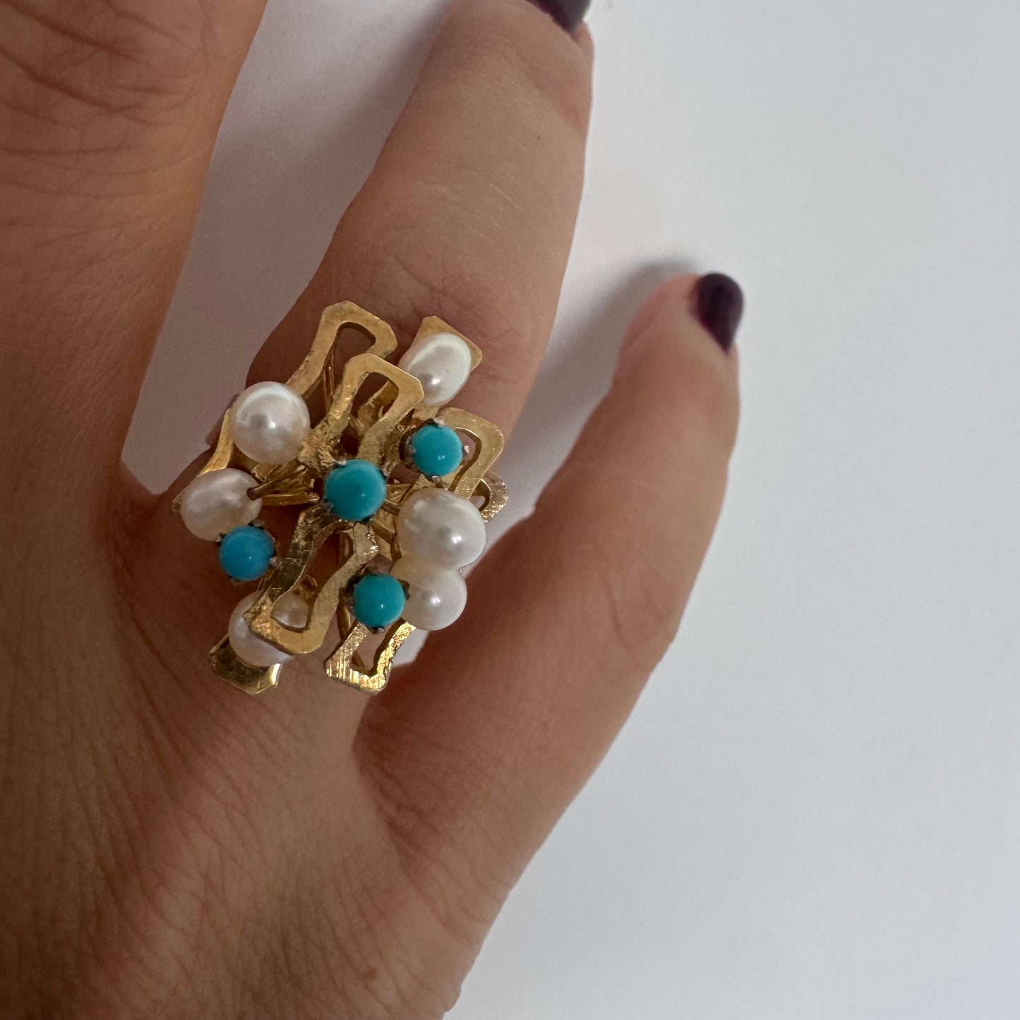 טבעת זהב צהוב 14 קראט משובצת פנינים עגולות ואבני טורקיז ליצירת ניגוד מרשים