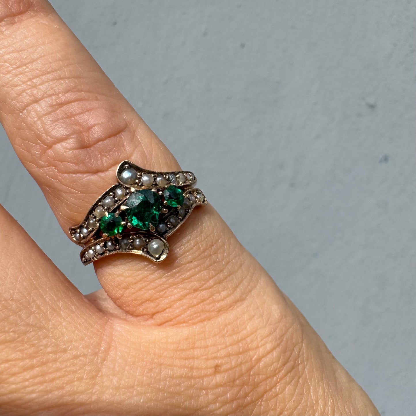 טבעת זהב 10 קראט משובצת אמרלדים ופנינים טבעיות. 