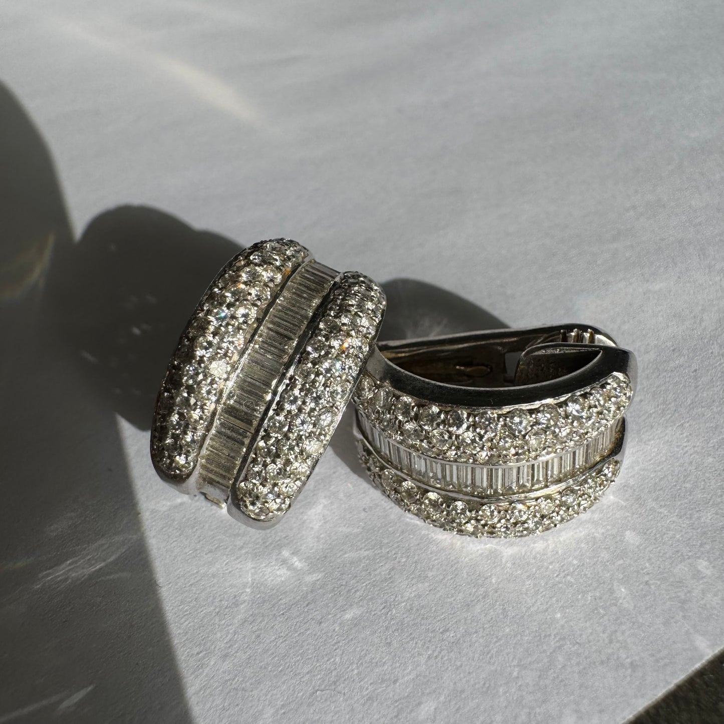 עגילי זהב לבן 18 קראט בעיצוב גאומטרי ייחודי משובצים יהלומים בחיתוכים שונים