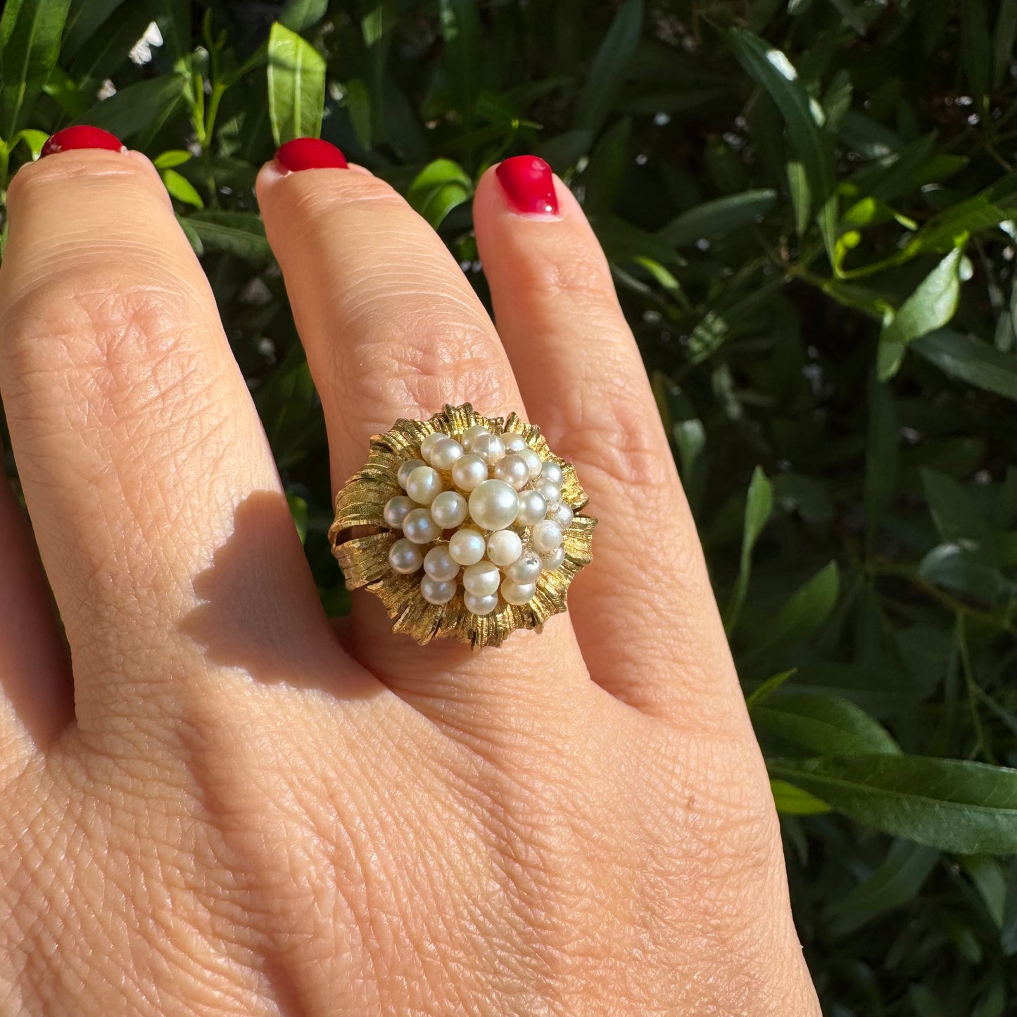 טבעת זהב צהוב 18 קראט, משובצת אשכול פנינים עדינות בעבודת יד מרשימה.