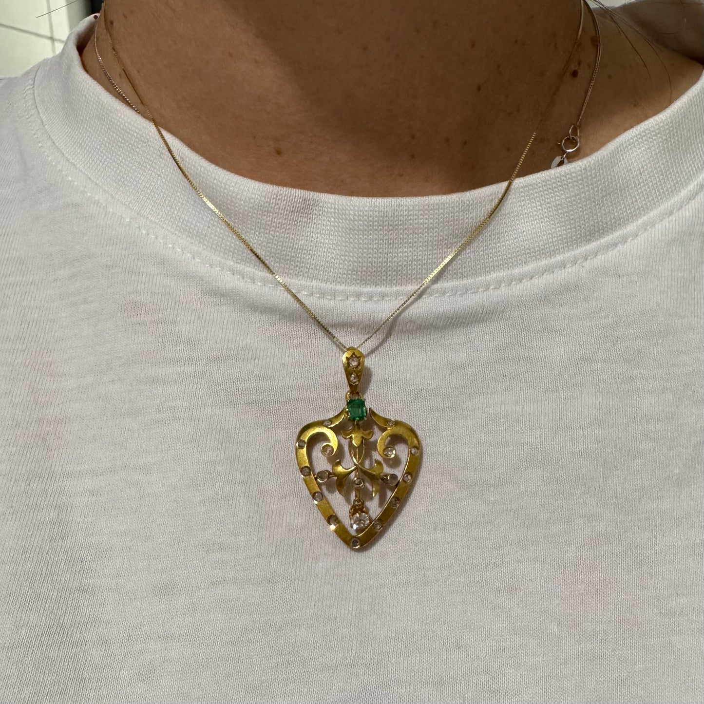 תליון זהב צהוב 18 קראט ״לב״ משובץ אבן אמרלד ויהלומים