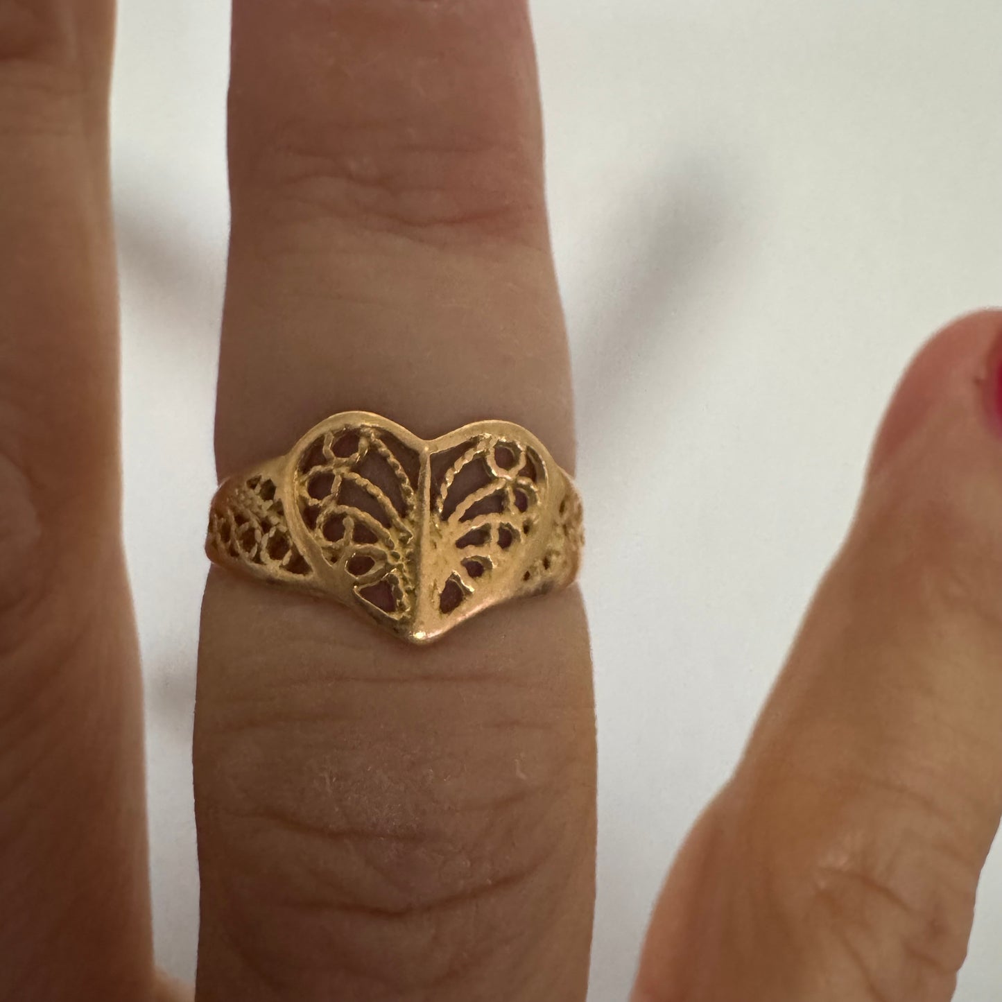 טבעת זהב 21 קראט בעיצוב לב עדין עם עבודת פיליגרן פתוחה.