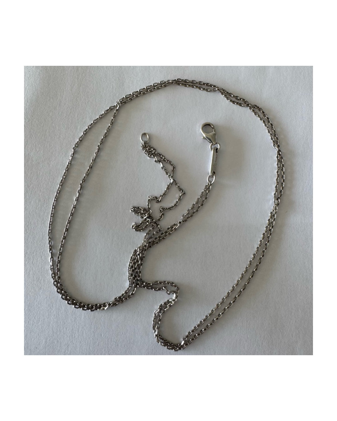 שרשרת כפולה זהב לבן 18 קראט מבית Chopard, בעיצוב עדין ואלגנטי עם נוכחות שקטה אך יוקרתית.