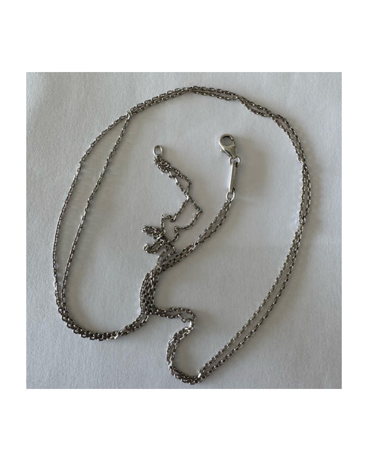 שרשרת כפולה זהב לבן 18 קראט מבית Chopard, בעיצוב עדין ואלגנטי עם נוכחות שקטה אך יוקרתית.