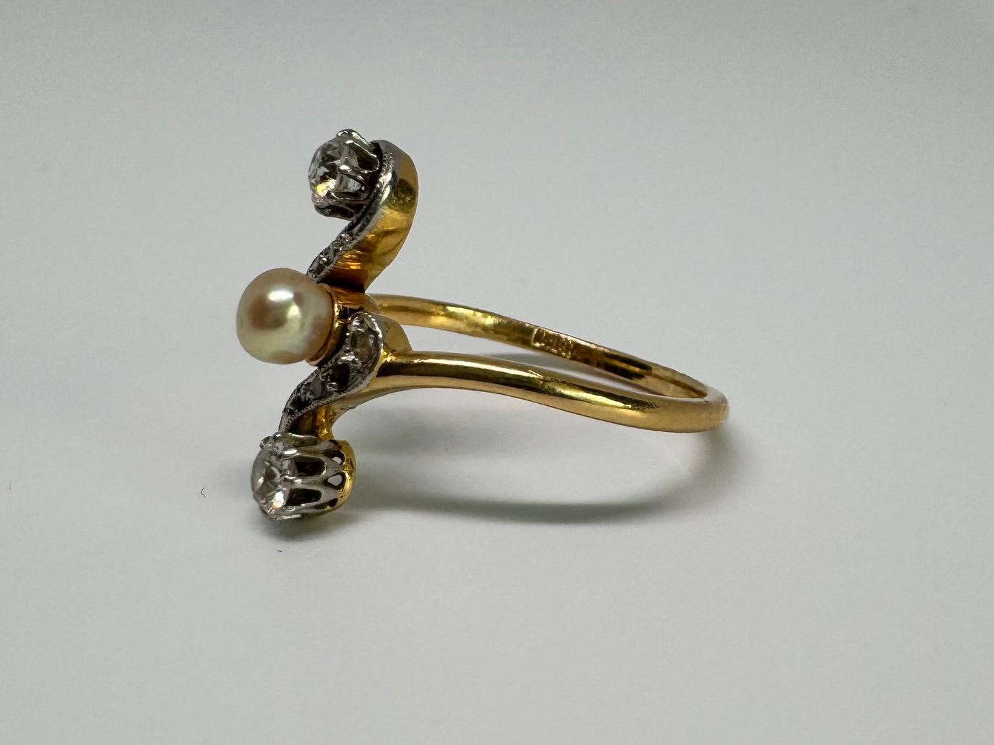 18K gold ring set with Pearl & Diamonds