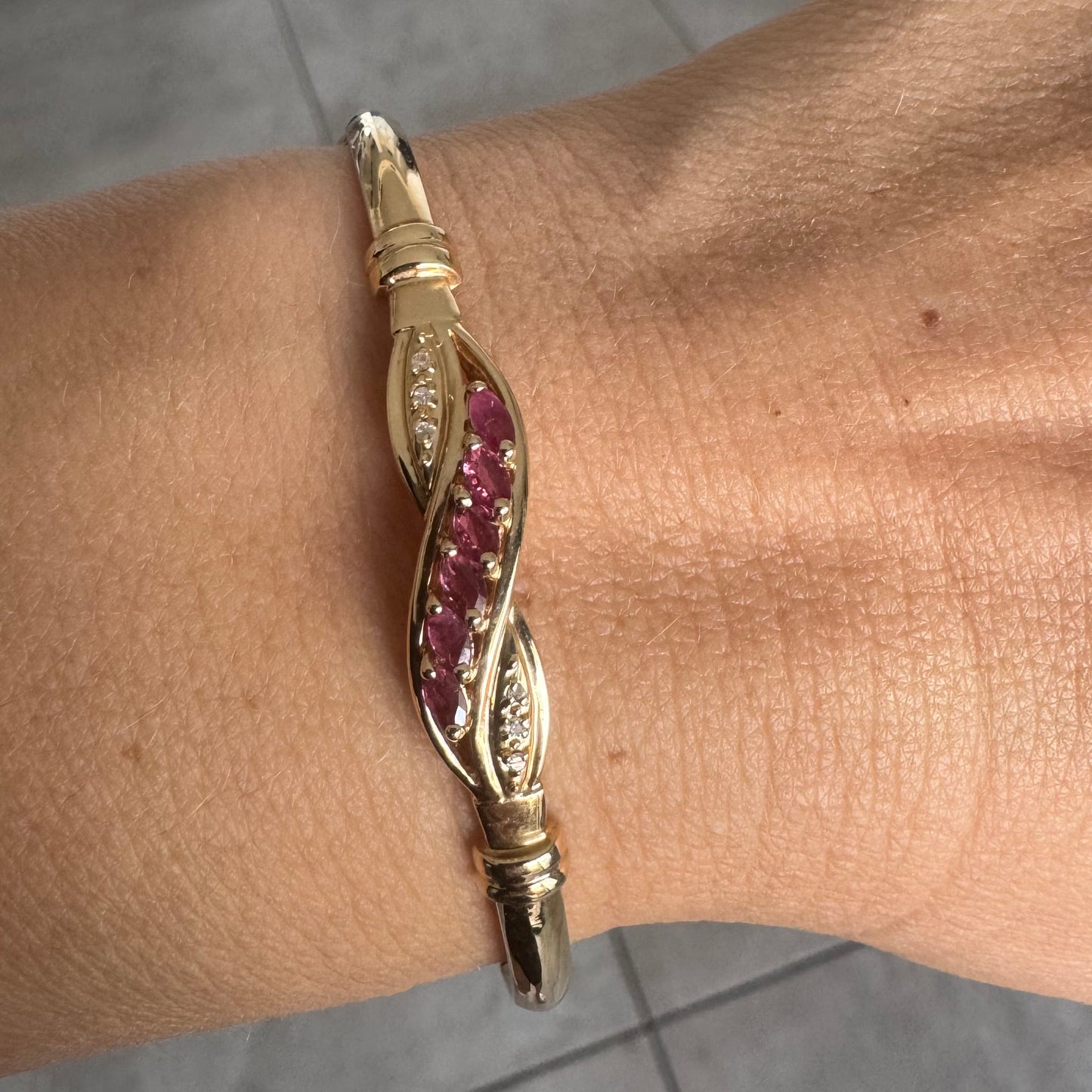 צמיד זהב צהוב 14 קראט משובץ אבני טורמלין בגוון ורוד-עמוק, בשילוב יהלומים המוסיפים ברק עדין.