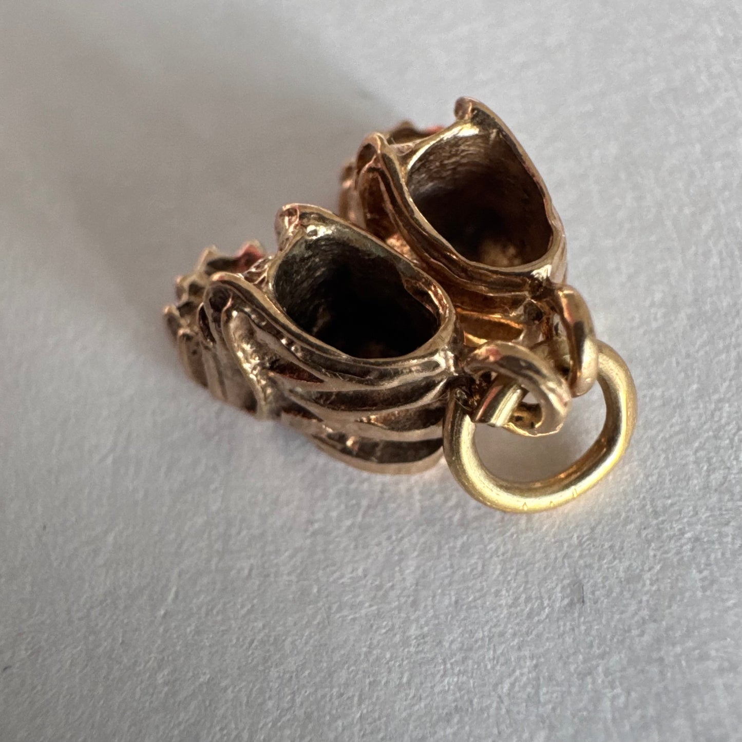 תליון זהב 10 קראט בצורת נעלי “צעד ראשון” של תינוק.