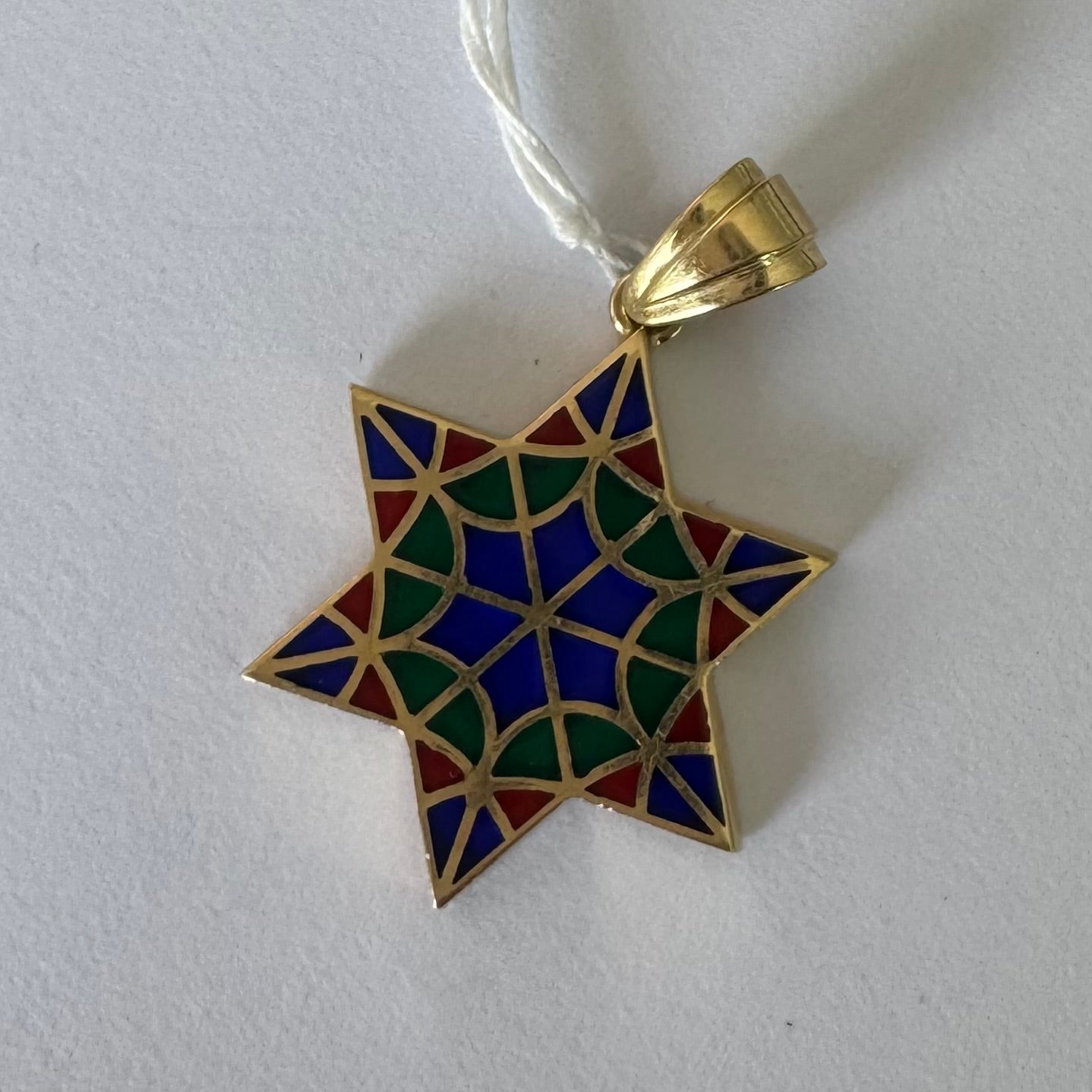 תליון מגן דוד מרהיב מזהב 14 קראט המעוצב בדוגמה גיאומטרית מרשימה בהשראת אמנות פסיפס ויטראז’.
