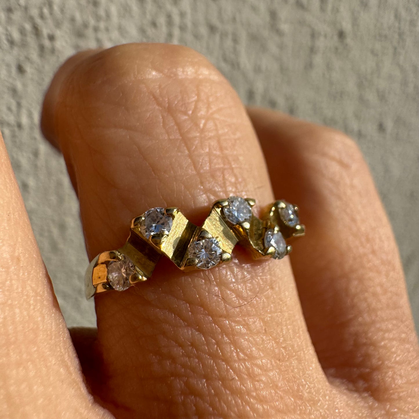 טבעת זהב 14 קראט בעיצוב זיגזג, משובצת יהלומים נוצצים. תכשיט וינטג’ עדין עם טאץ’ גאומטרי ייחודי.