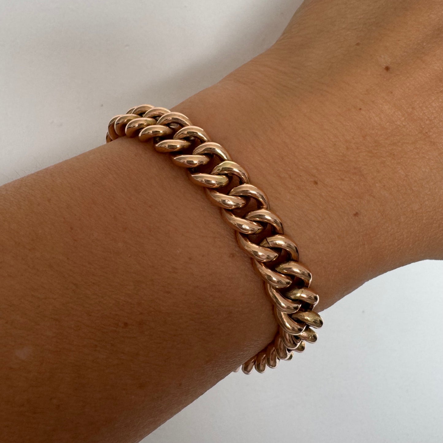 14K gold chain bracelet featuring bold, classic link design.