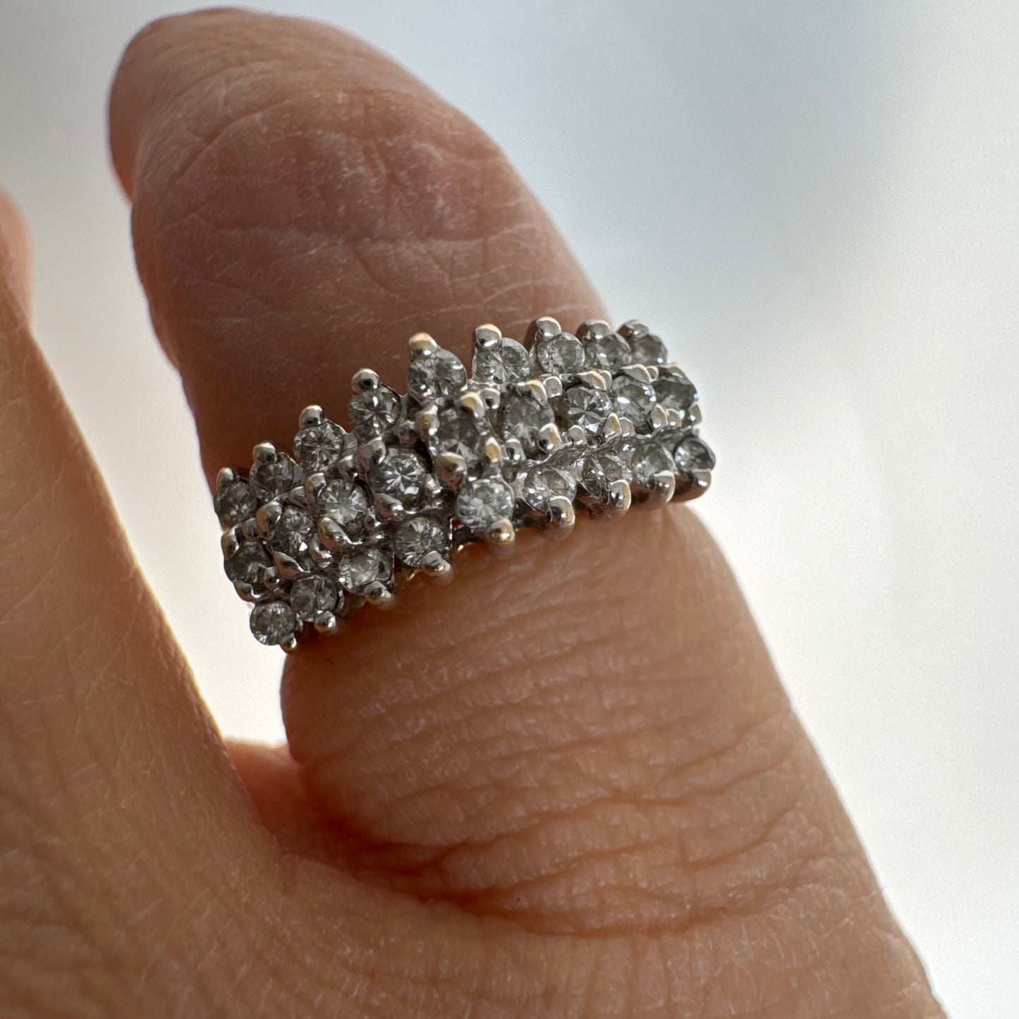 טבעת זהב צהוב 14 קראט משובצת שורות של יהלומים עגולים.