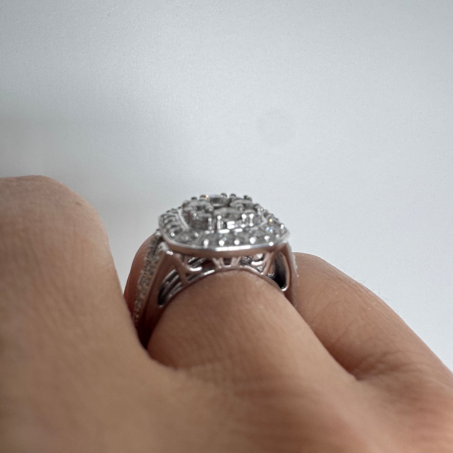 טבעת זהב לבן 18 קראט משובצת יהלומים בעיצוב קלאסטר אוקטגונלי מרשים.