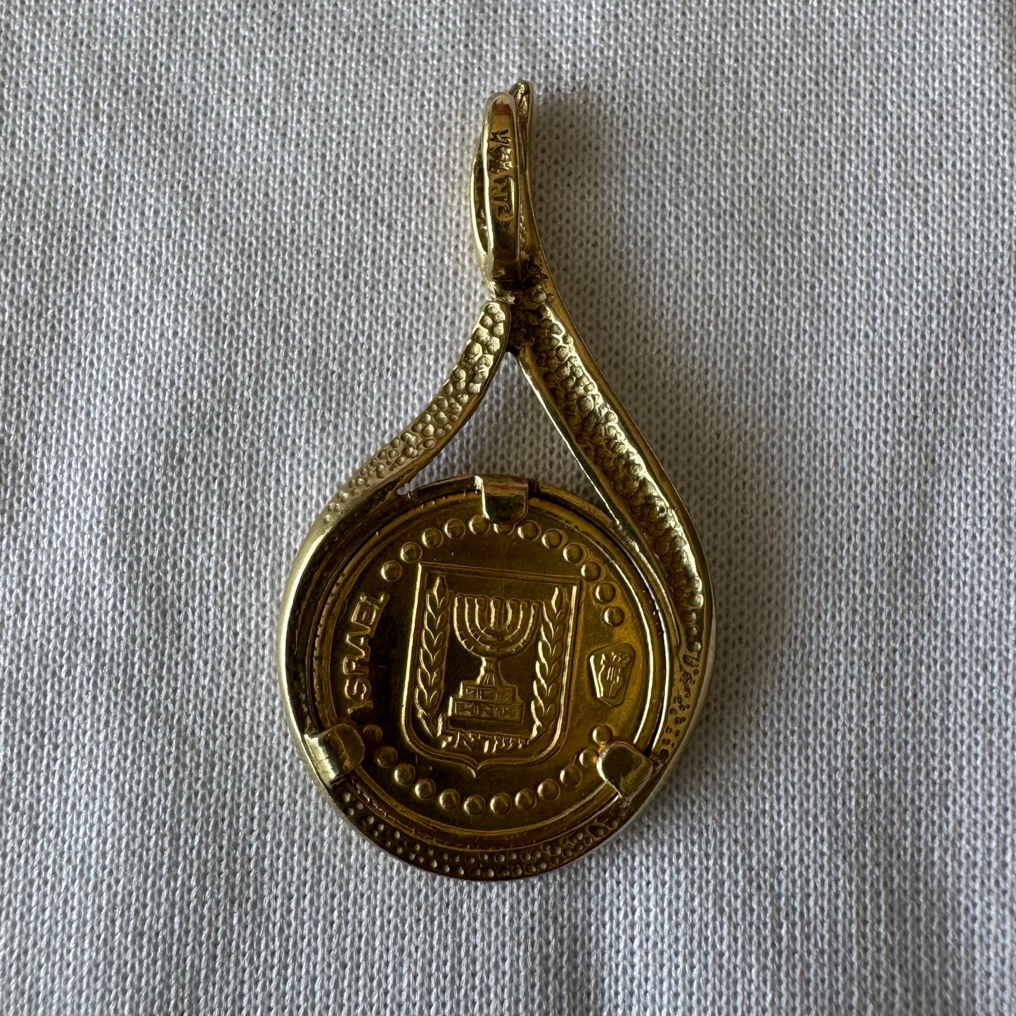 תליון זהב 14 קראט בעיצוב טיפתי ייחודי, משובץ מדלית זהב. 