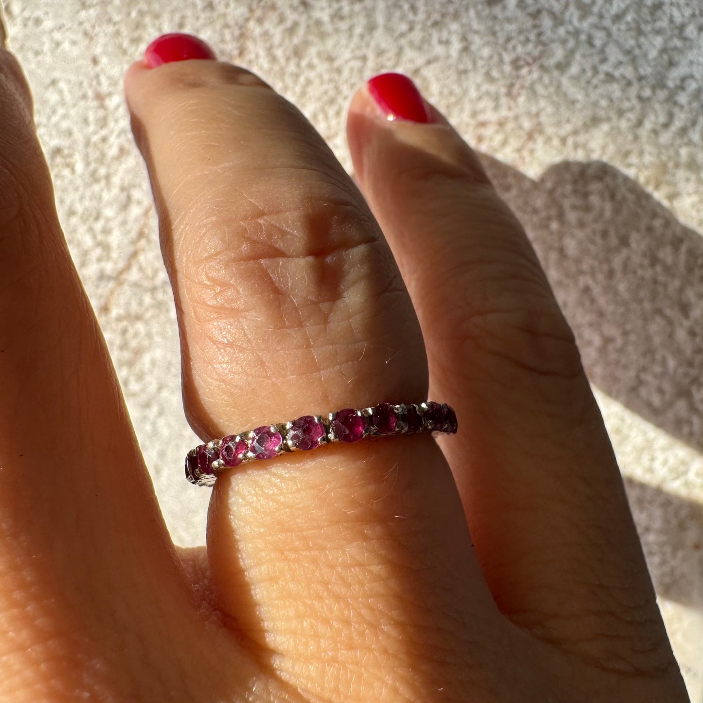 טבעת זהב לבן 14 קראט משובצת אבני רובי לכל האורך