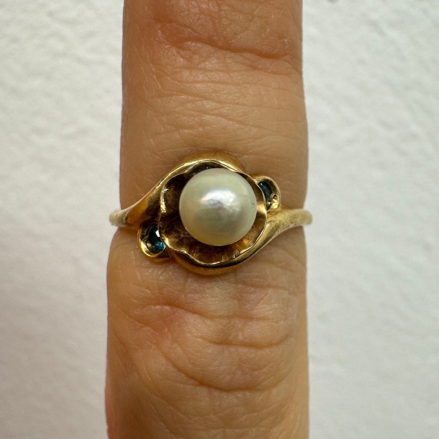 10K yellow gold ring set with a natural Pearl at the center and blue Topaz on the sides.