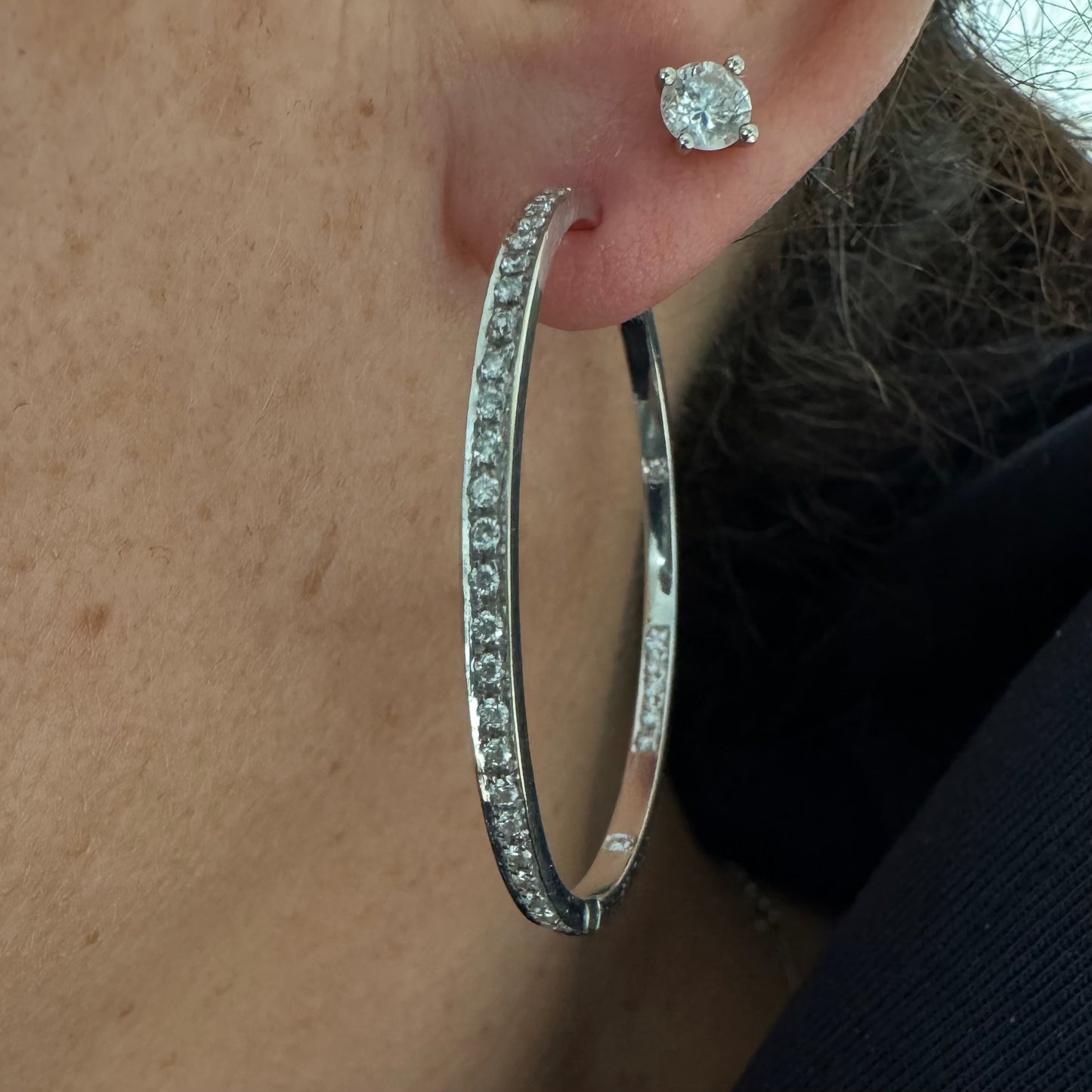 עגילי חישוק זהב 18 קראט, משובצים יהלומים לכל אורכם בחזית ובחלק הפנימי.