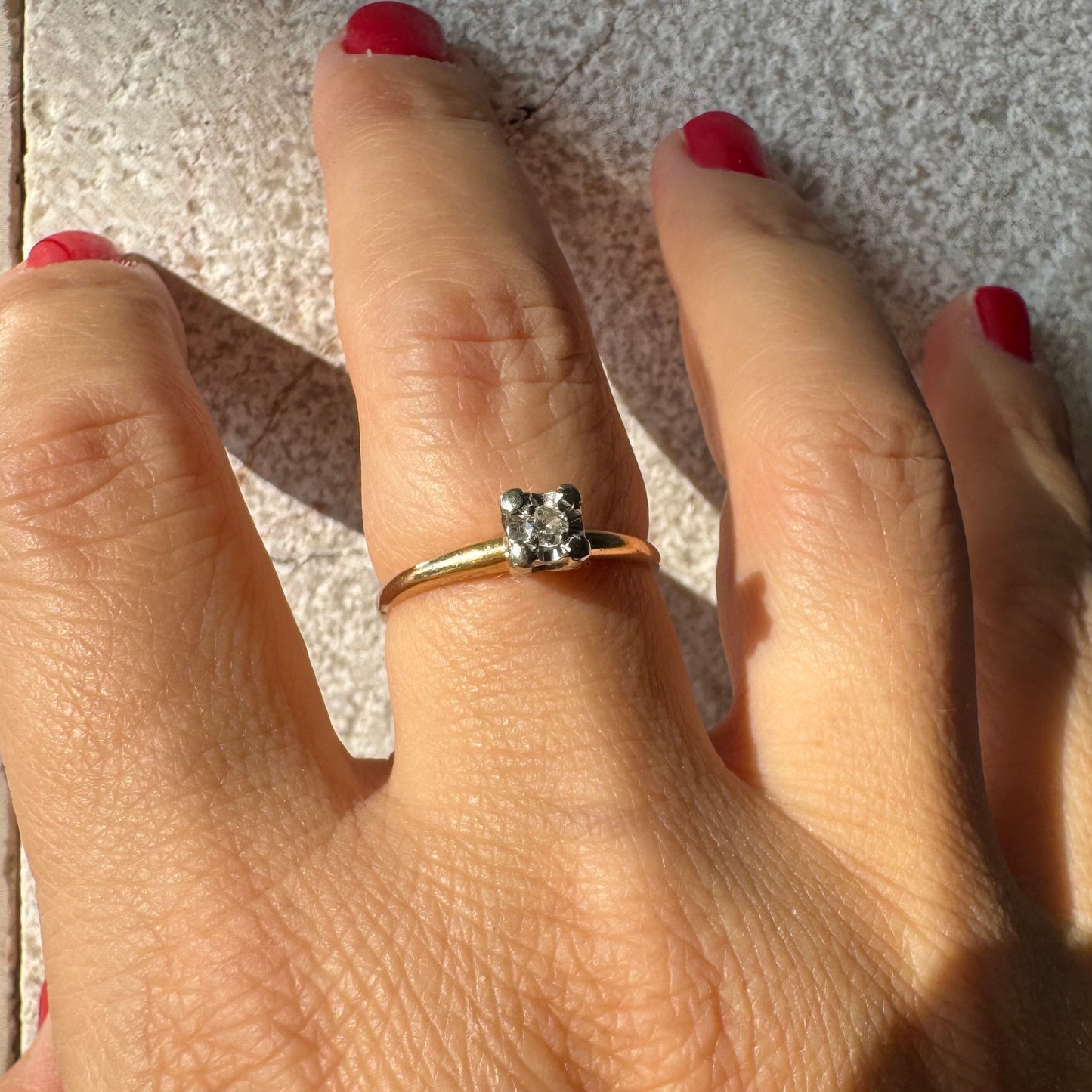 טבעת זהב צהוב 14 קראט סוליטר קלאסית משובצת יהלום עדין בארבע שיניים מזהב לבן.