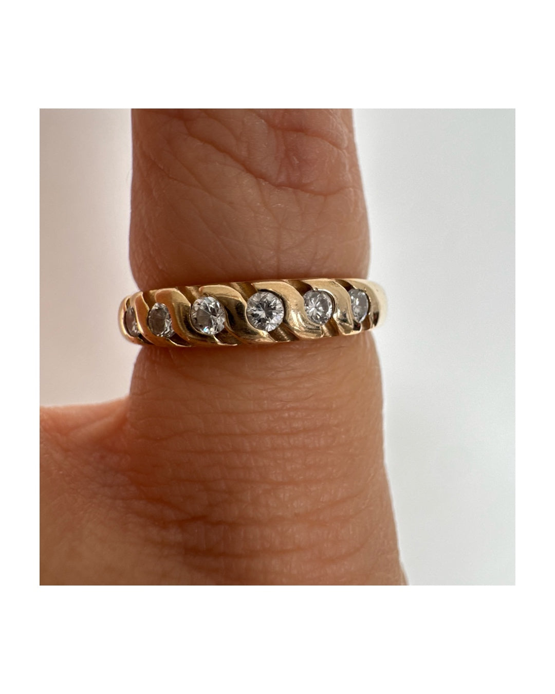 טבעת זהב צהוב 14 קראט משובצת יהלומים בחיתוך עגול, בשיבוץ מחורץ היוצר מראה ייחודי ומלא תנועה.