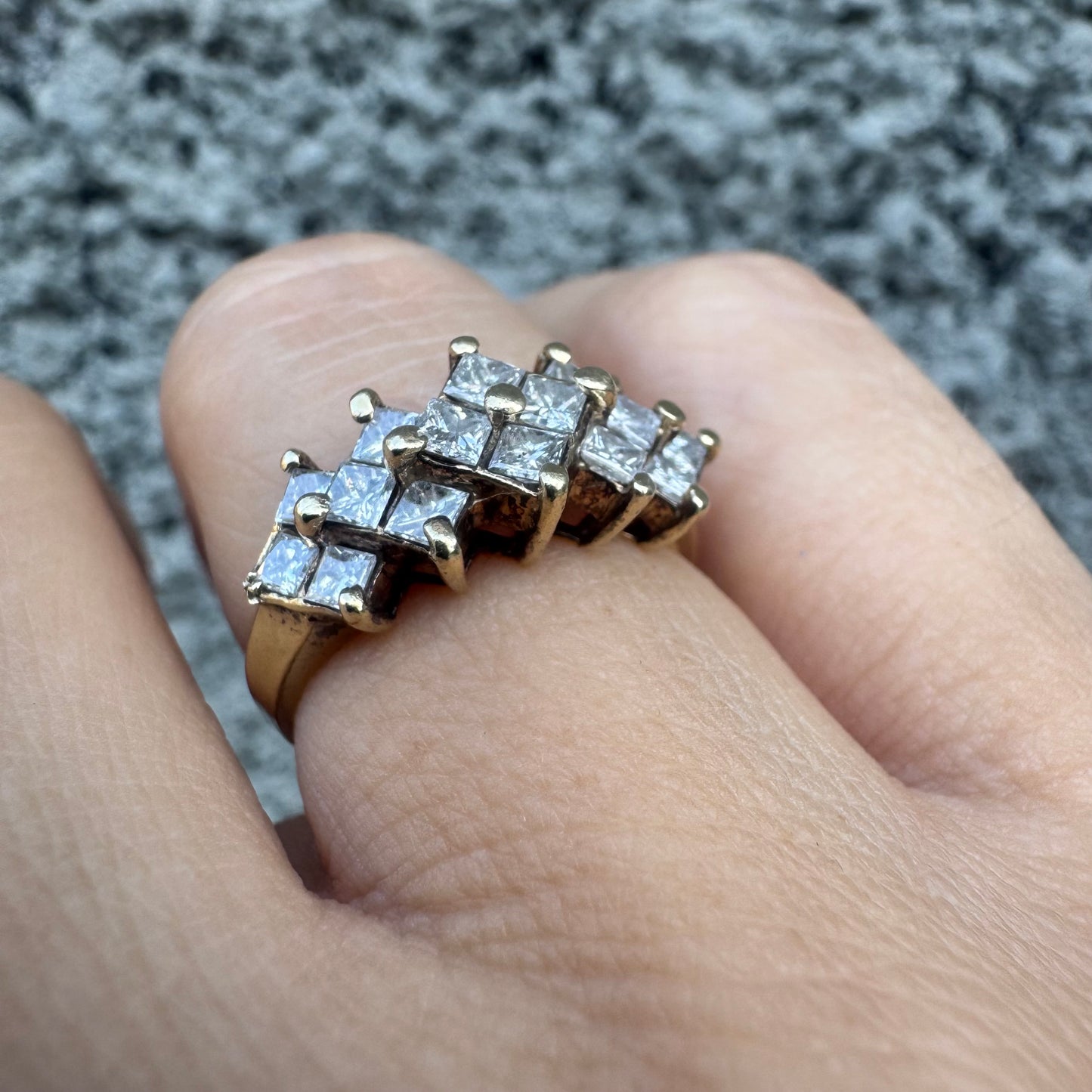 טבעת זהב צהוב 14 קראט משובצת יהלומים בחיתוך מרובע