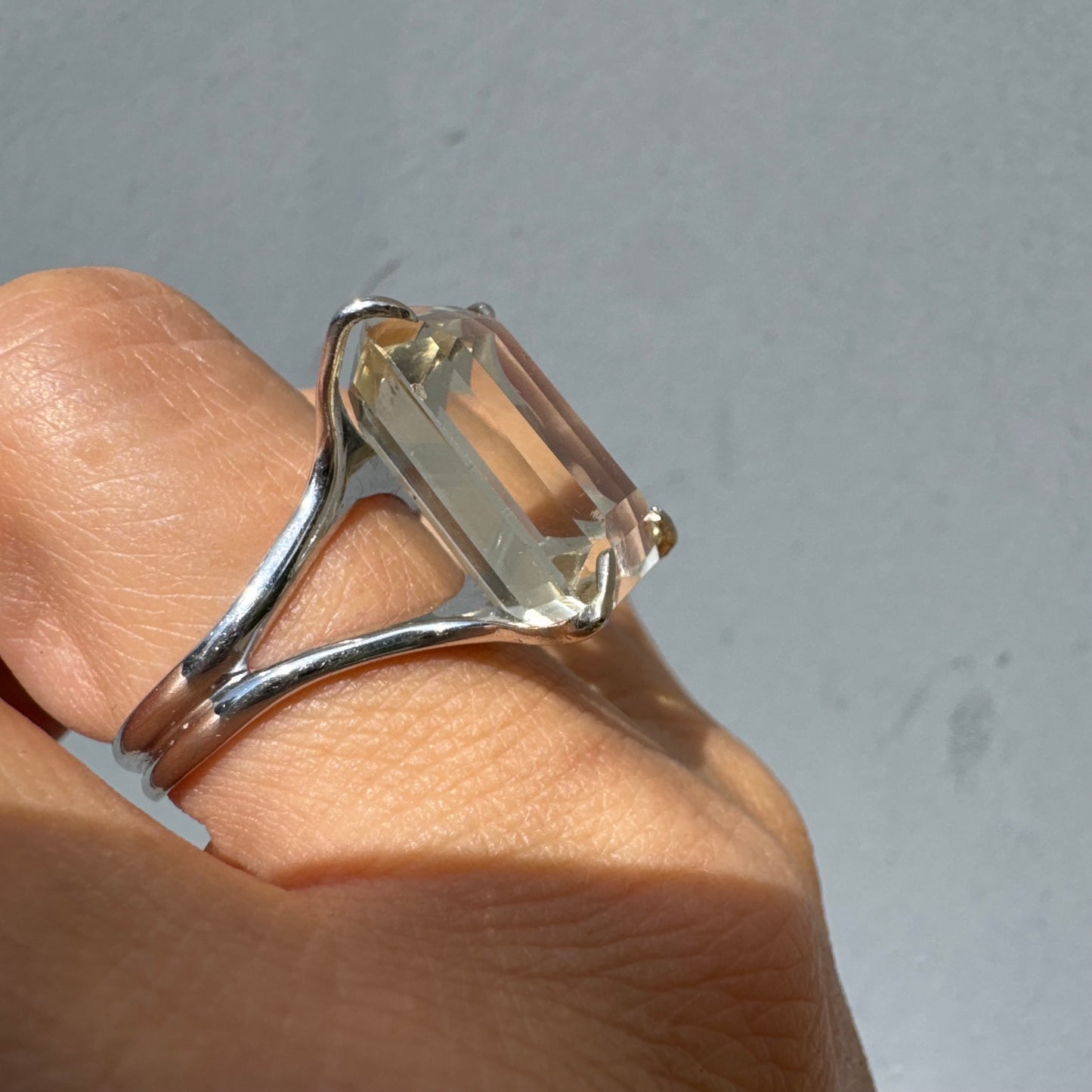 טבעת זהב לבן 18 קראט בעיצוב אלגנטי של H. Stern, משובצת אבן קוורץ גדולה בחיתוך מלבני .
