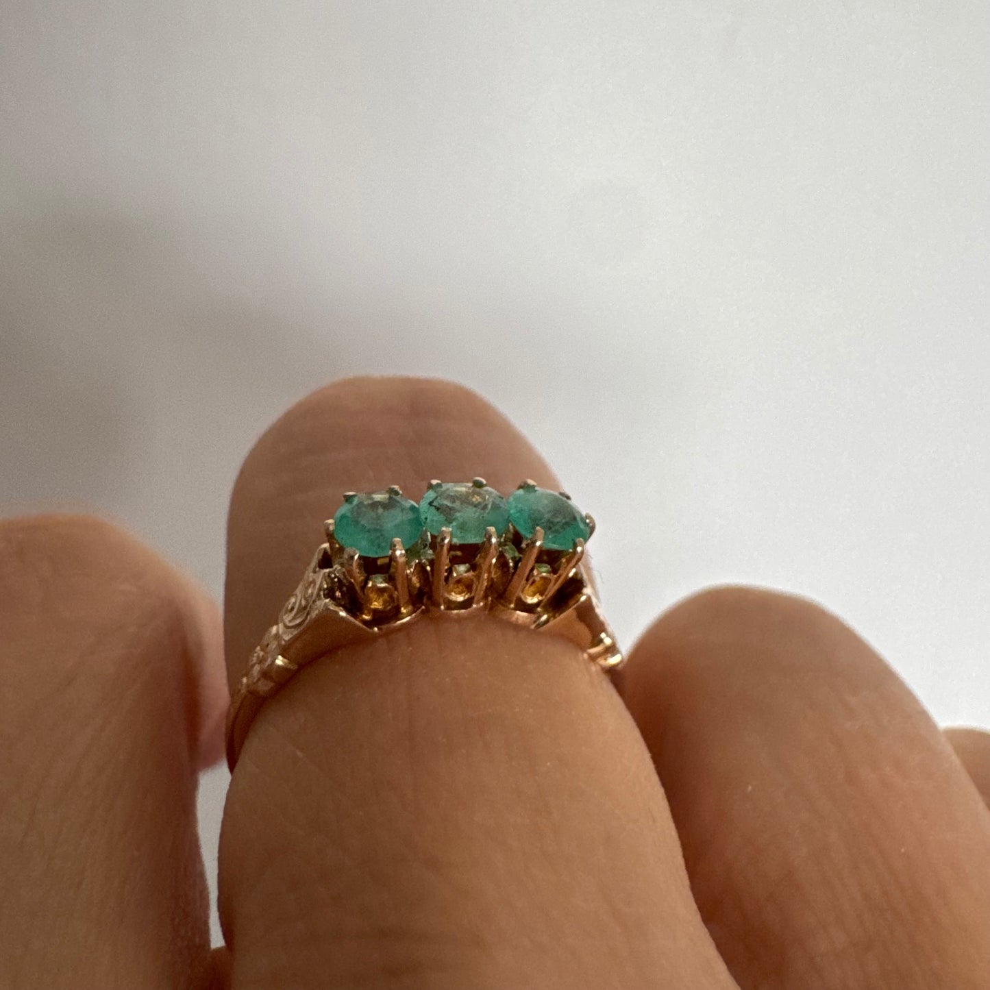 טבעת זהב 9 קראט המשובצת שלוש אבני אמרלד.